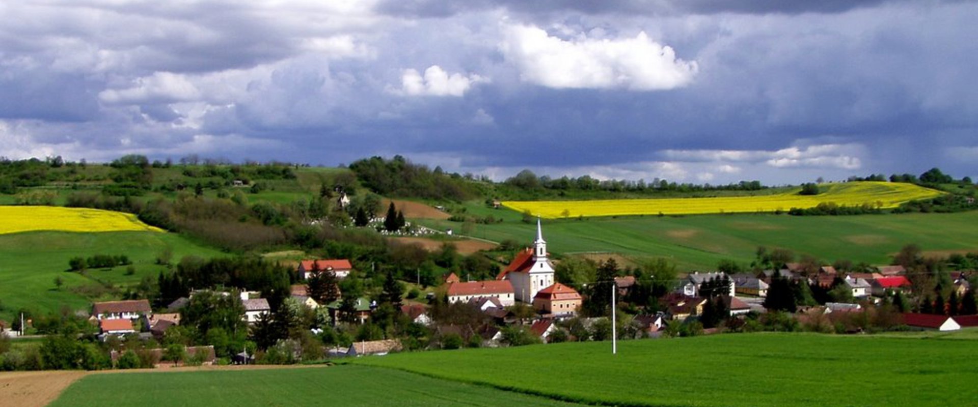 Gödre - Dombok között fekszik, vendégváró kis falunk.
